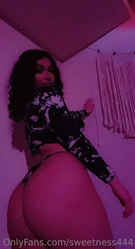 I just got home and I’m so horny 😩