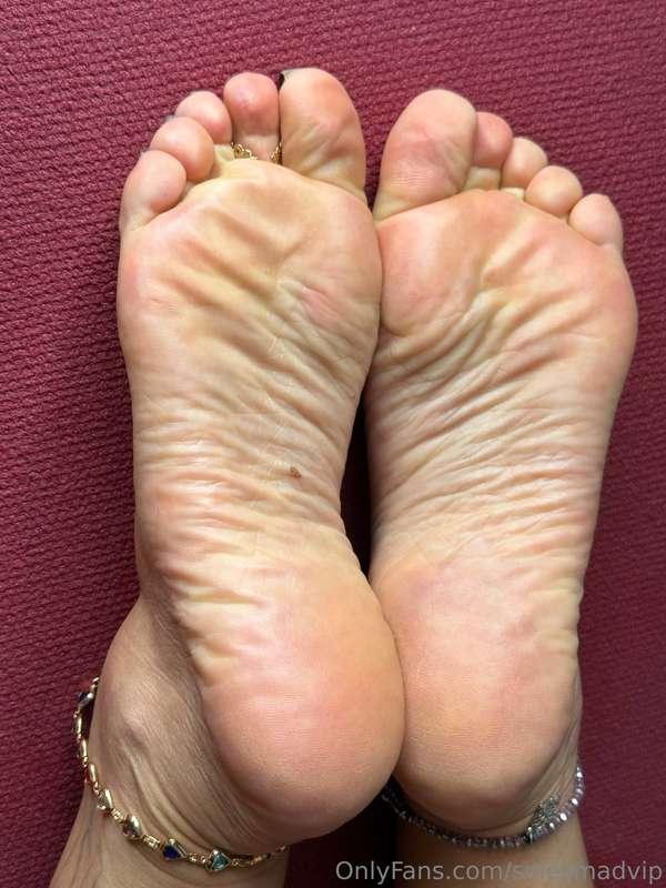 On my way to my manicurist 💥❤️My wrinkled soles wish you a h..