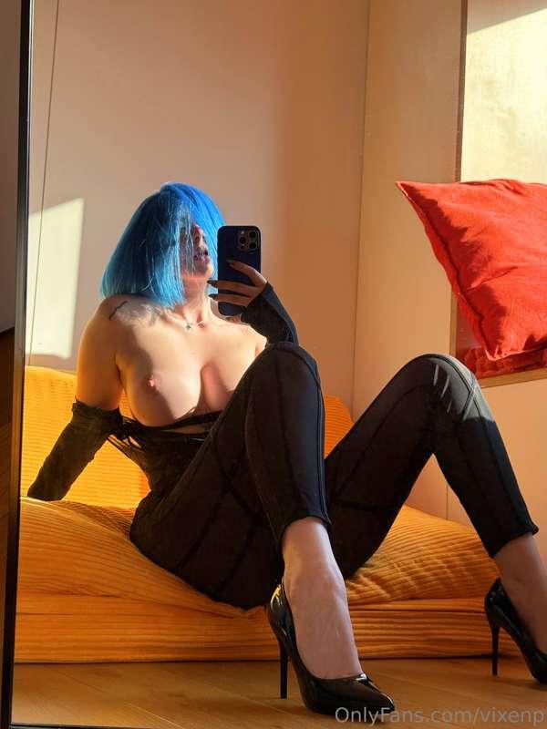 Even the sunlight cant resist my boobs 🔥