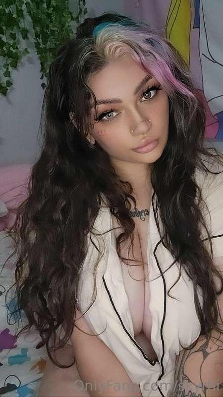Giving you those bedroom eyes 🖤🖤🖤