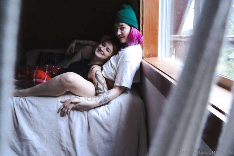 Don't Fiona and I look so cozy together? 🥰