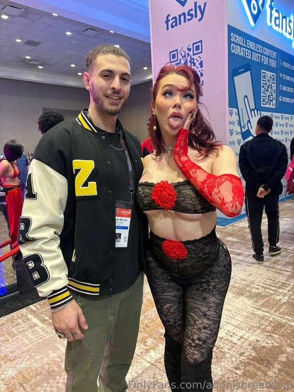 Met @ohitsemmarose at AVN this weekend & lemme just say. WOW..