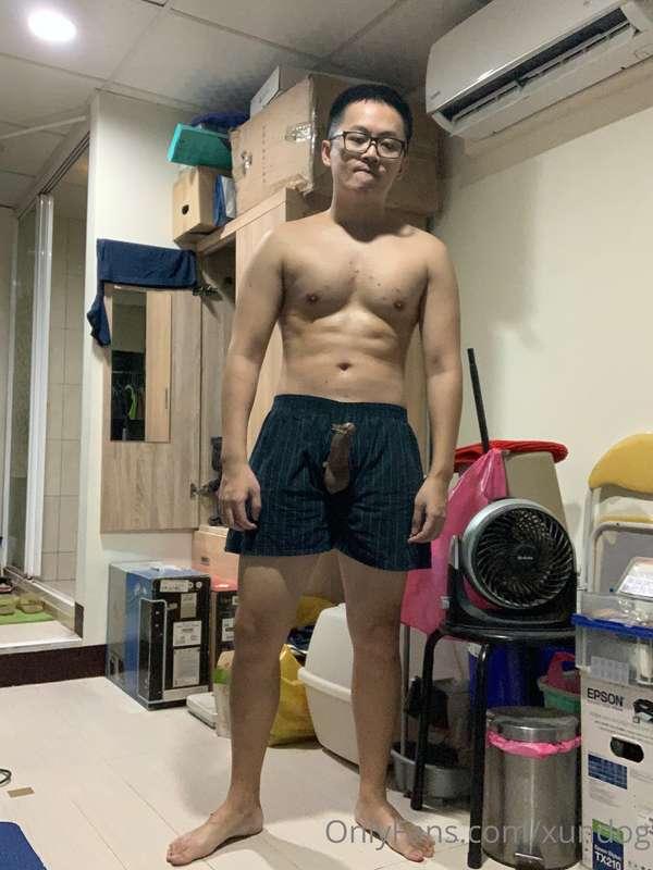 大家都穿什麼內褲呢🥺 雖然我崇尚不穿內褲（？ 不過有時候還是會穿這種鬆垮四角褲😗