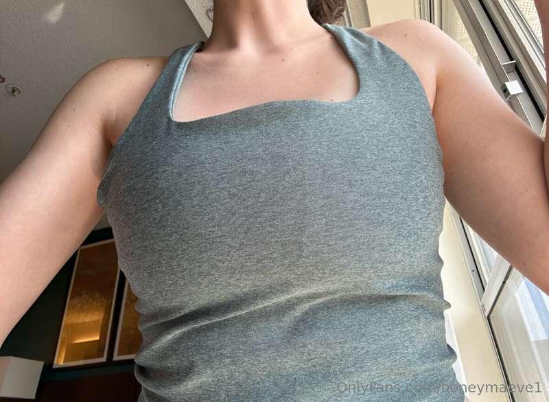 Swipe left to reveal titties ✨