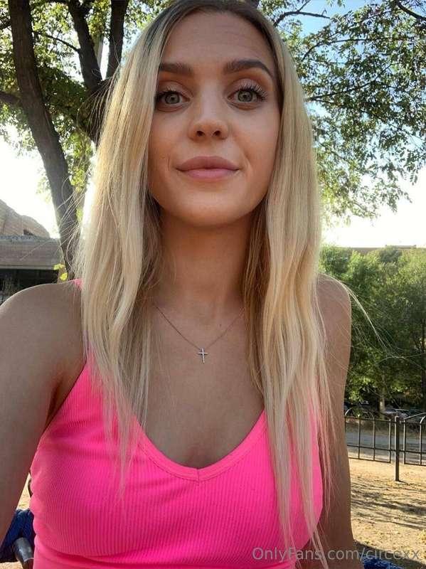 Hey hey this anal addicted sexy friend of mine @prettyfoxliv..