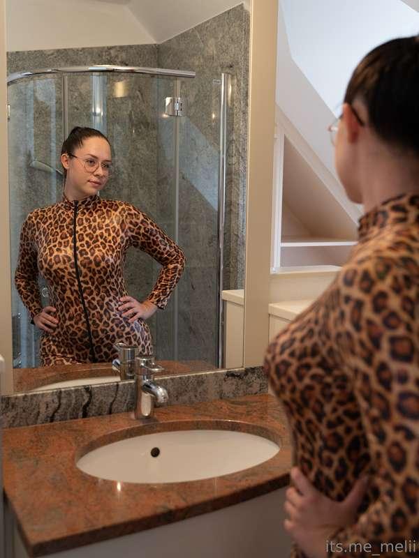 Eine Domina muss stets elegant sein😈🤤😏 #leopardencatsuitA do..
