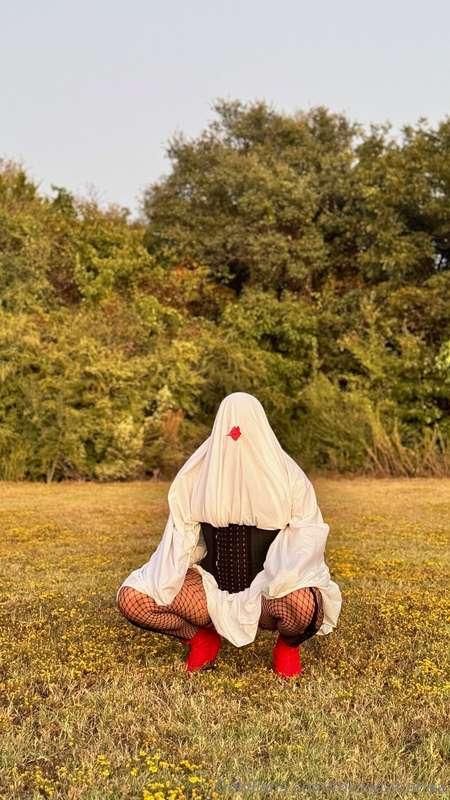  Trick or treat yourself to a night of spooky delights 😘