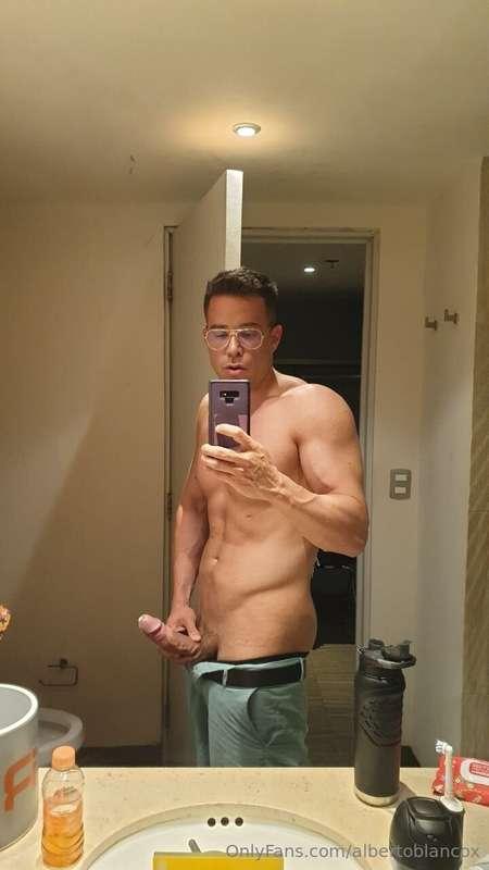 Estoy de vacaciones en Cancún, solito en el hotel!! con gana..