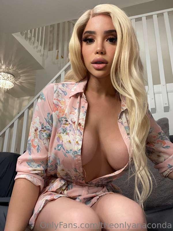 I left the buttons undone to give you a little peek… just en..