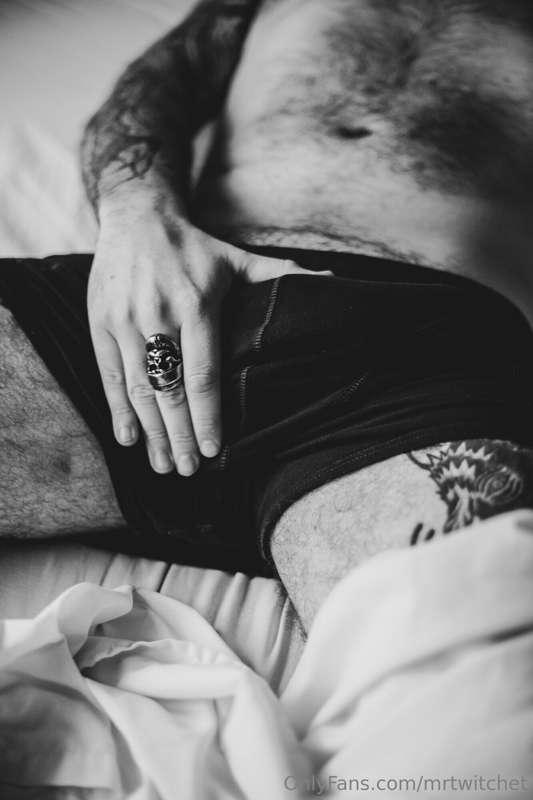 Hot new solo content shot by lover dropping in those DMs. 😈📸..