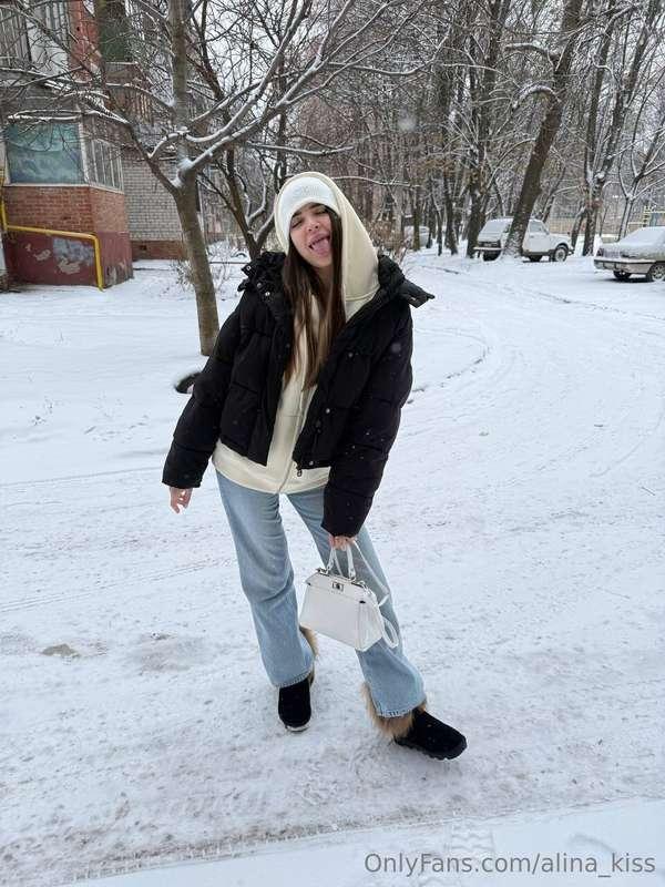 Winter, frost, snow falls quietly...😌And I'm still waiting f..