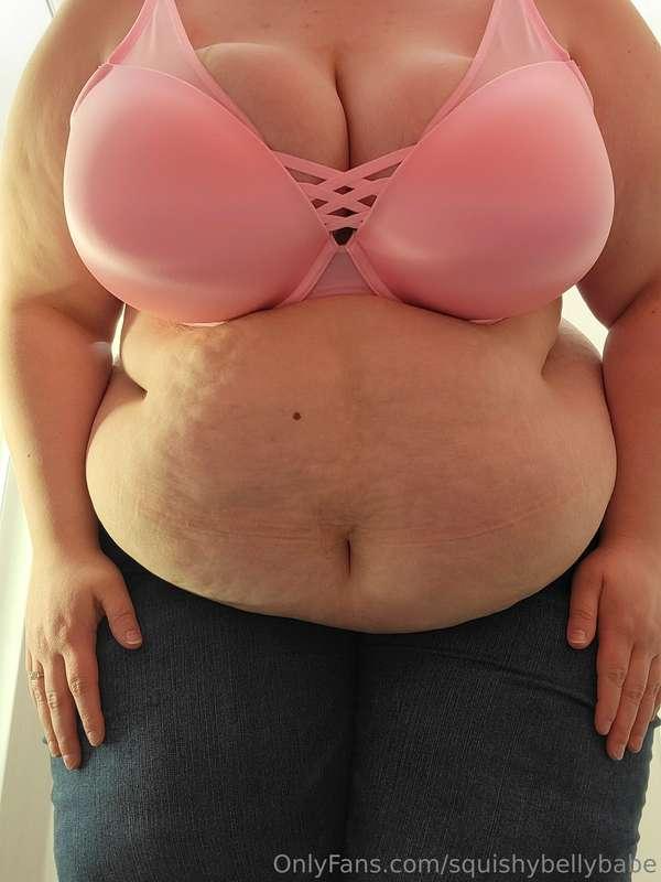 Trying on cute bras 😍  what do you think of the pink? 😘  May..