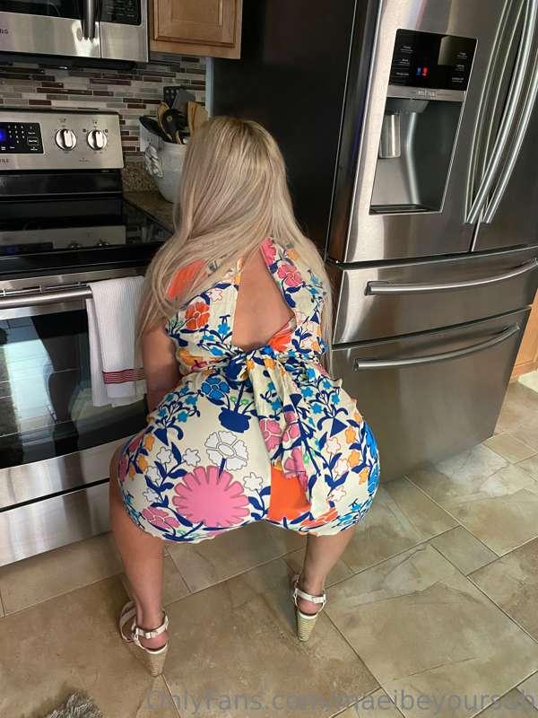 Bent over making you goodies 🥰😈