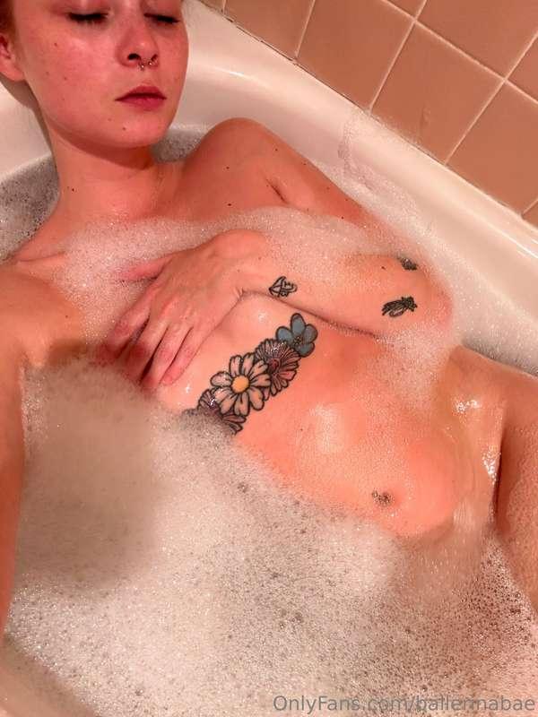 I know you wanna see what’s under the bubbles 👀 I love feeli..