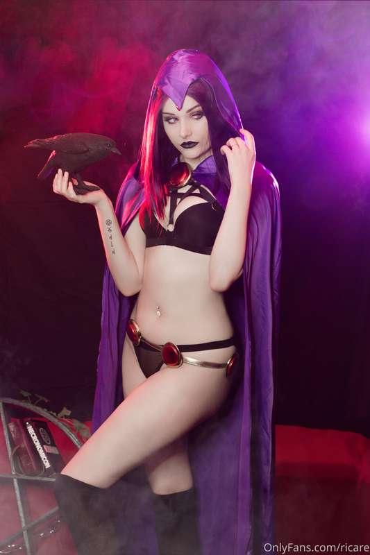 Would you guys want a Raven selfie set? Thinking about takin..