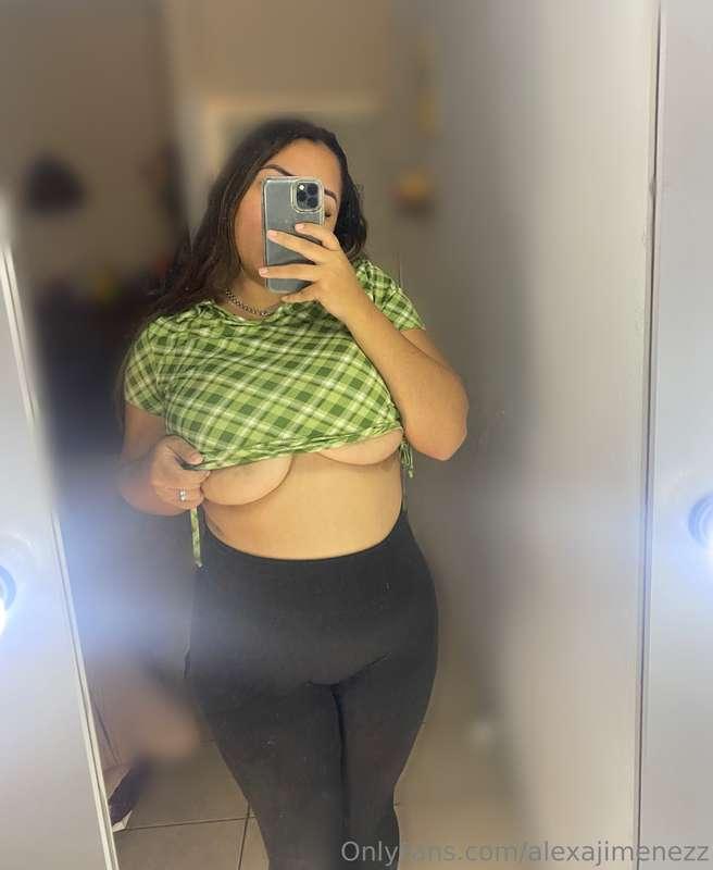 Me ayudas a subir mi blusita ? 😈💚