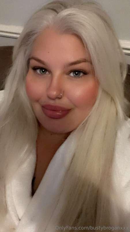 Ready to go away 🥰 who wants to see some fun & naughty video..