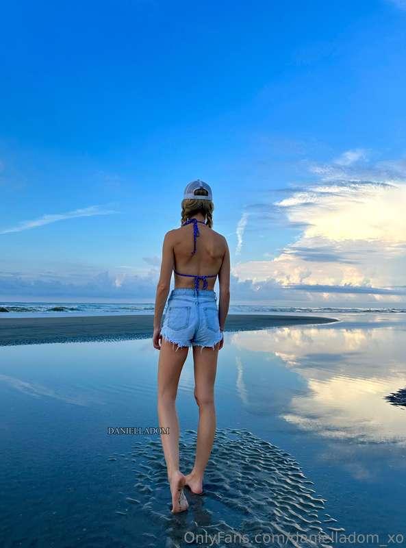 Happy Friday!🌤️🌊 Be on the lookout for a new video this afte..