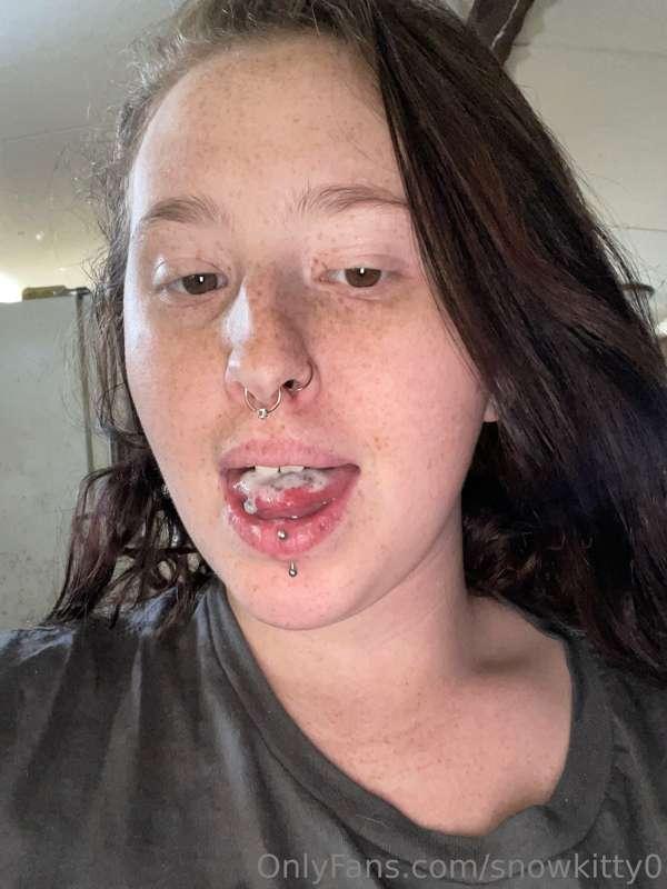 Let me lick your cum 😘