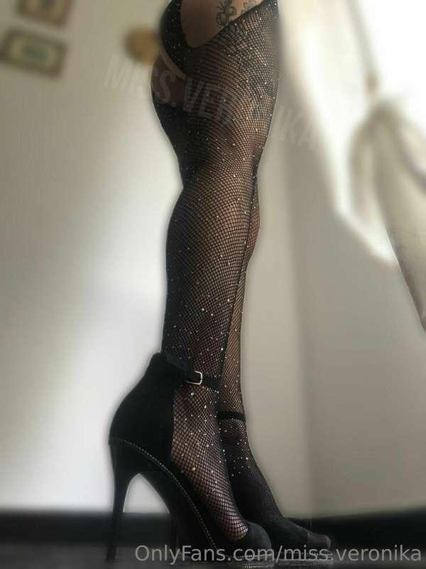 My beautiful legs will turn your brain into mush👑😈