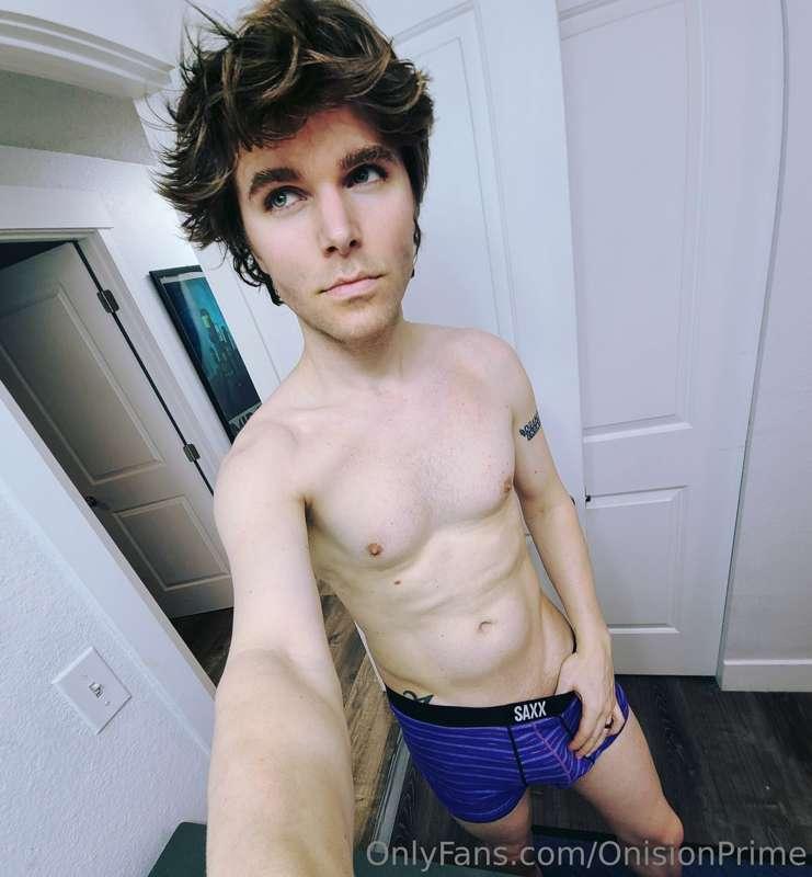 A few pics and a butt tease video ~ Or just enjoy what's fre..