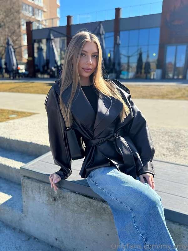 Sometimes you just need to get outside 🌇, sit on a bench, tu..