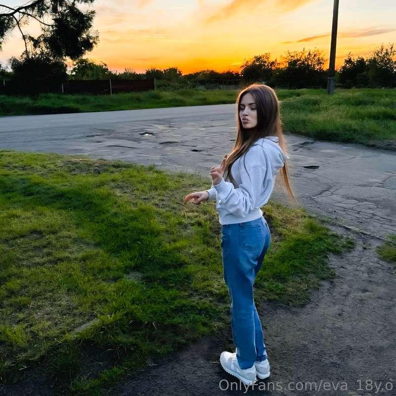 Walking in a quiet area is so fun😍