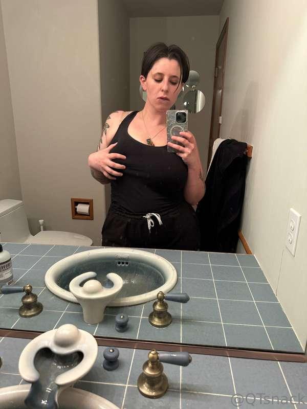 Found this gem of a smol tipsy bathroom selfie from a few we..