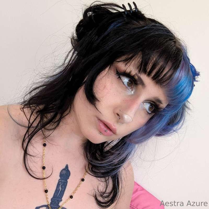 hi :3 my makeup was cute the other day. and so was my linger..