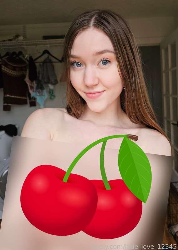 🍒 Topless Tuesday 🍒 

Since I got such positive feedback on my closeup photos in this natural lighting, I decided to take some from a little further away so that you can see my face too 😇 I hope you like these 🥰 

Details: Fully topless (nipples are visible), 3 photos

#topless #nipples #naturaltits #busty #veinyboobs #veiny #mommy #mommymilkers #milkers #bigboobs #fyp #engorged #hugetits #cutegirl #milf #natural #boobs 