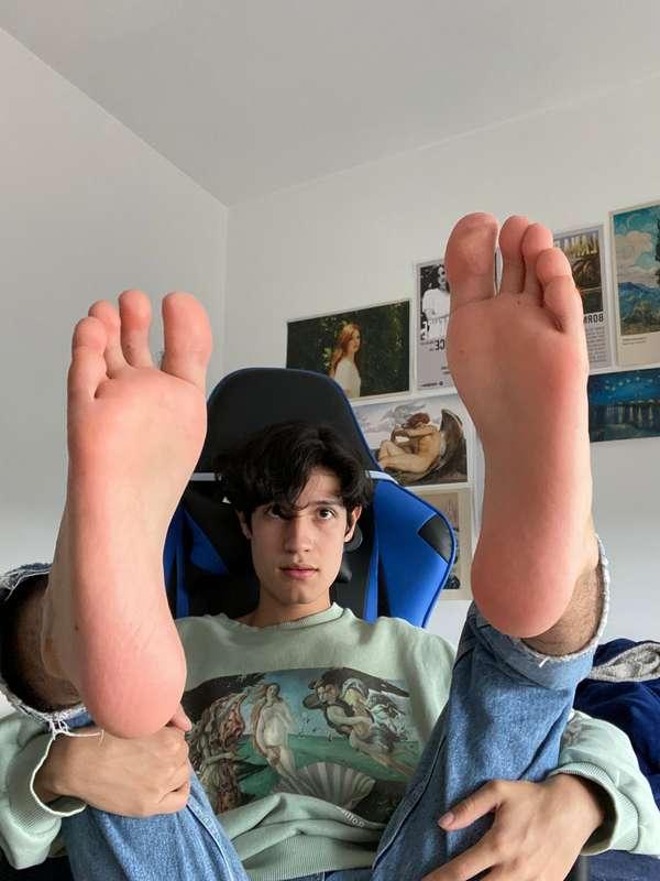 A pic for all my feet lovers 🫣🫣 feet content is on the wY 🫡
