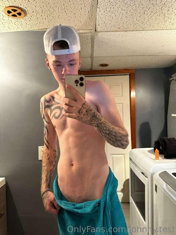 who’s gonna be the one to take my towel off and smd 🙄