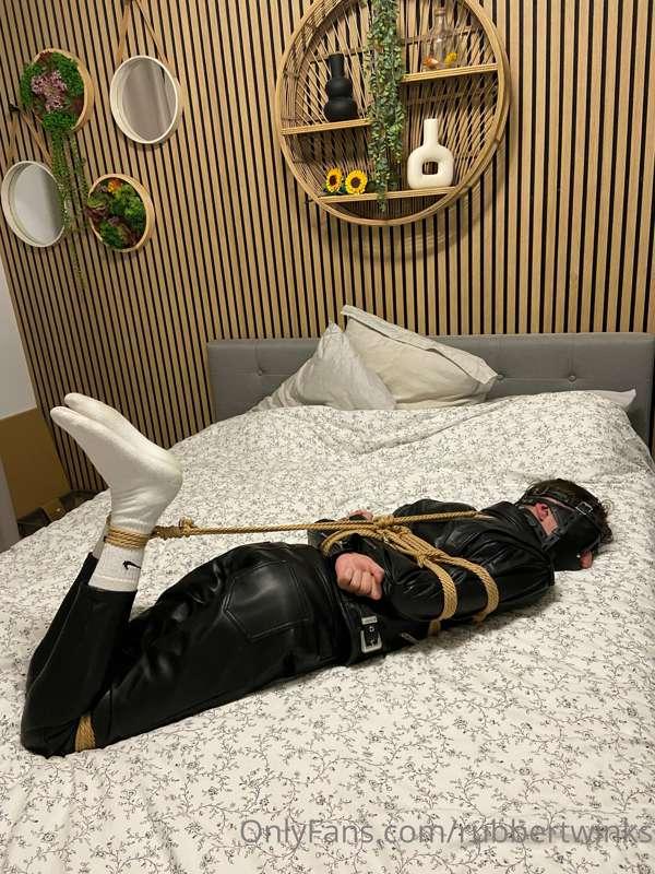 Still a pretty sight to have there… @objectxx hogtied on the..