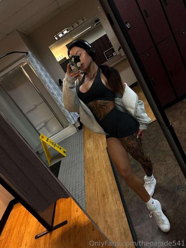 Just me in this sexy gym outfit🖤🔥 