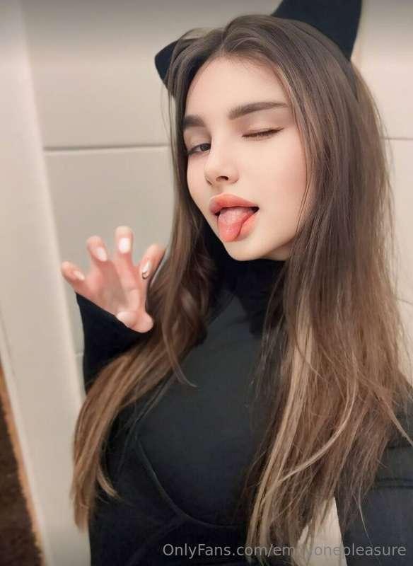 Sweet brunette 💋 @veronica_sexhelper 💋 waiting for you to sh..