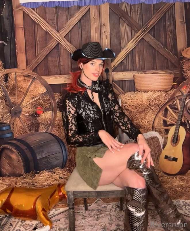 First time wearing a wig out to a bar☺️ good thing I was too..