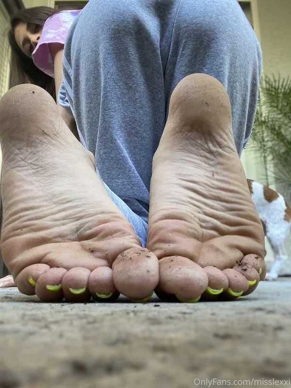 I’ve just been out here barefoot asf trynna rearrange my flo..