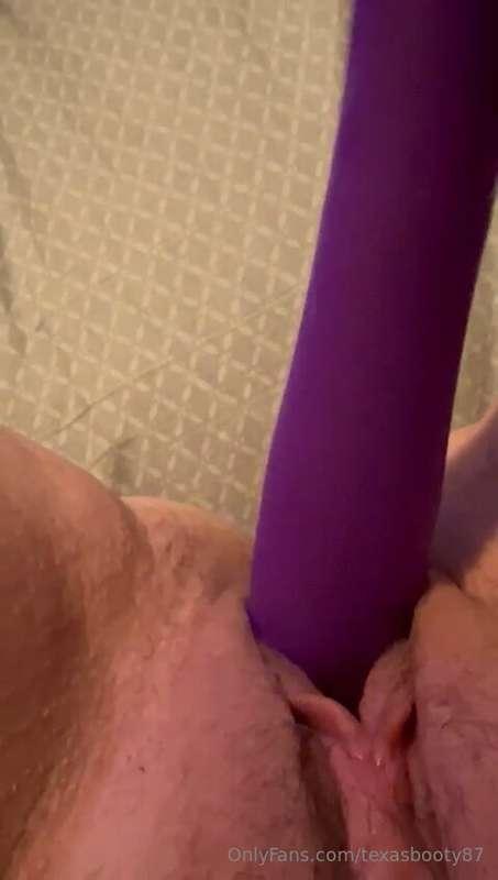 Watch me play with my pussy with my first dildo!
