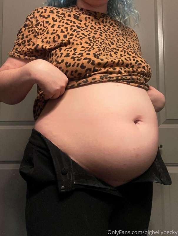 These pants are too tight around my round belly 🤭🥵