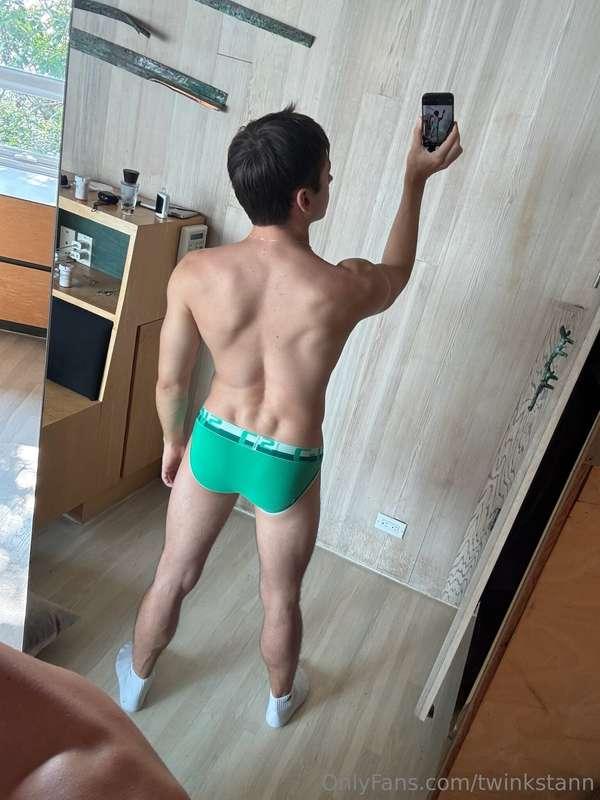camera roll be lookin like this lately 🍑📸”