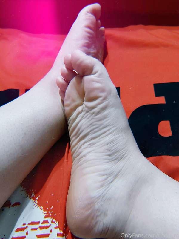 Should I post more of my feet? 😬 show me some love on this p..