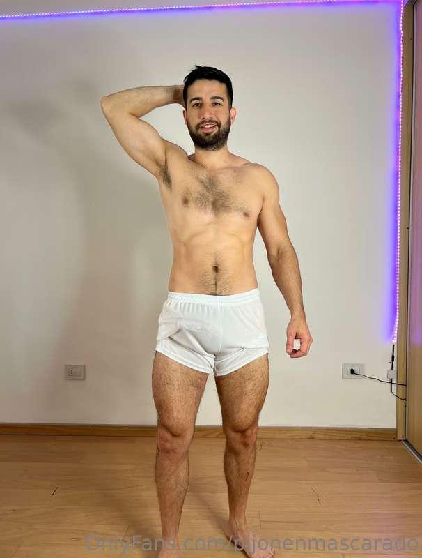 The wet white pants 😈🤤It makes me really horny to mark bulge..