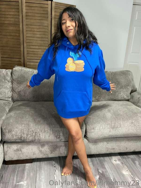 More foot content without nylons ! Bare feet and bare buns i..