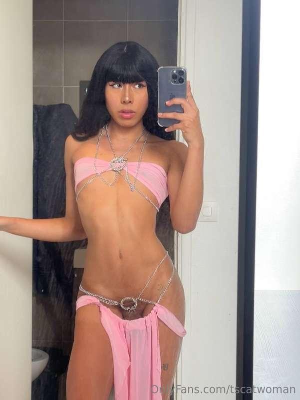 Edging myself while you watch helplessly 🎥😈 Beg me to cum… o..