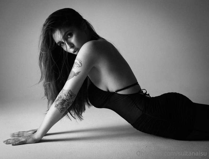 Crawl closer, baby.I bite harder than I look.Not here to be ..