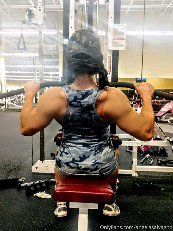 I haven’t taken many gym pics in awhile. Here’s a pic of my ..