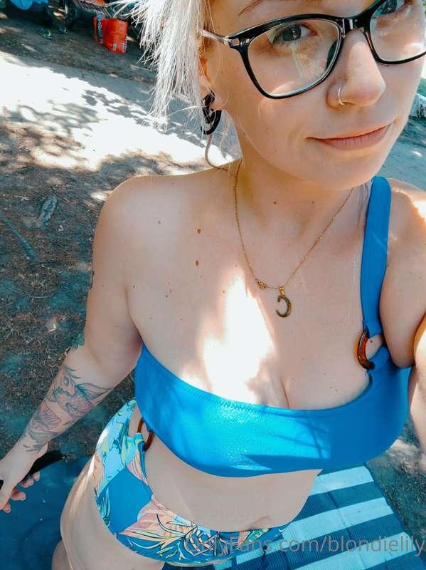 on the beach, thank God, I don't have to dress up too much🥵