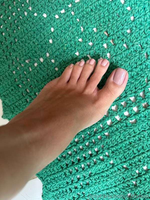 Perfect long toes  I want to feel your tongue among them