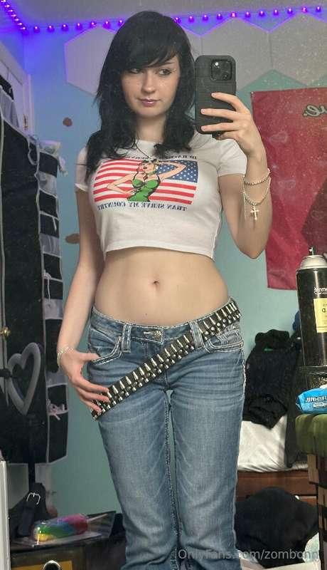 4th of july fit!! also yes my shirt says "id rather server c..
