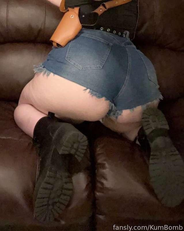 You’re looking at my boots, right?

#fyp | #vtuber | #lewdtuber | #anime | #ass | #boobs | #hentai | #goth | #thicc | #bigass | #pawg | #asmr | #eroticaudio